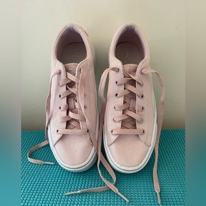 Used Women’s Pink and White Pumas